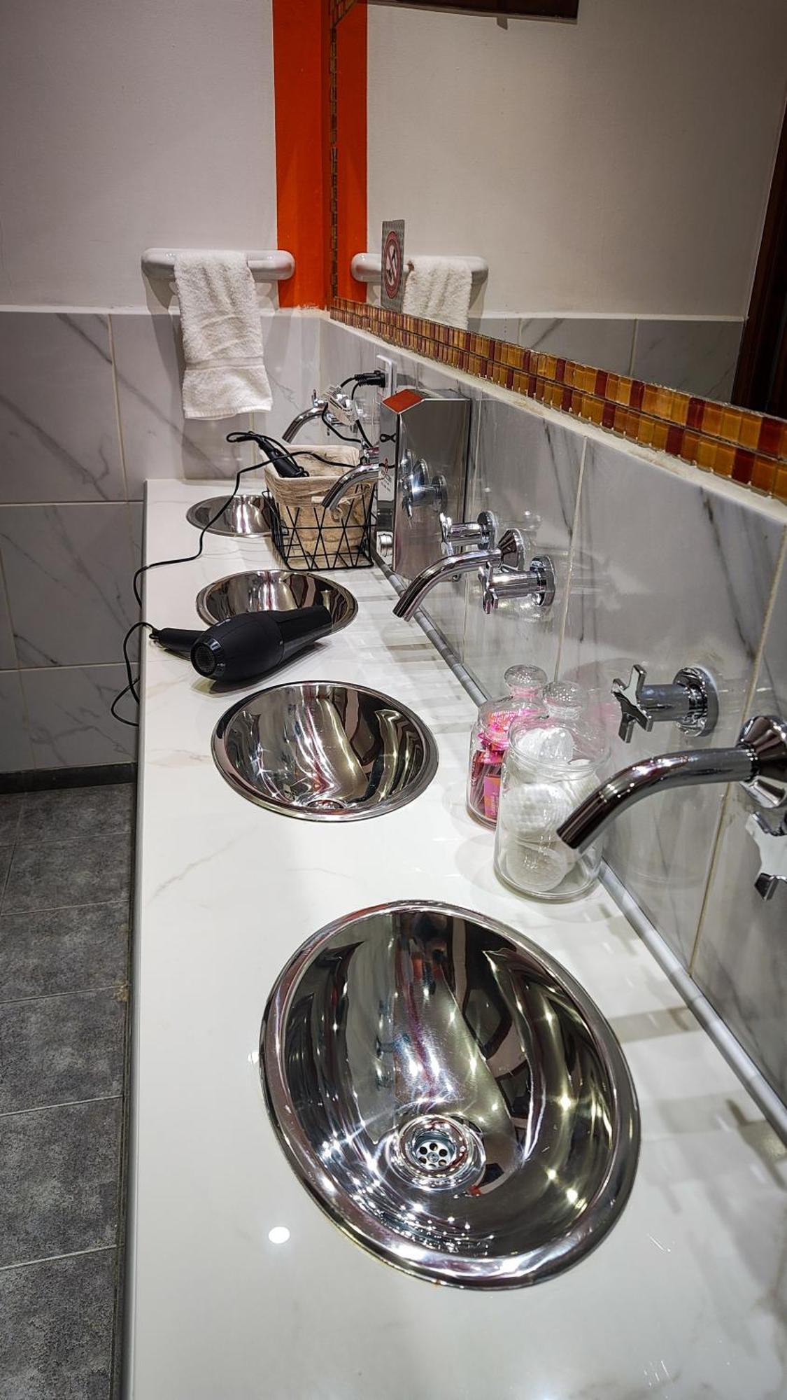 Cama en habitación compartida femenina de 8 camas